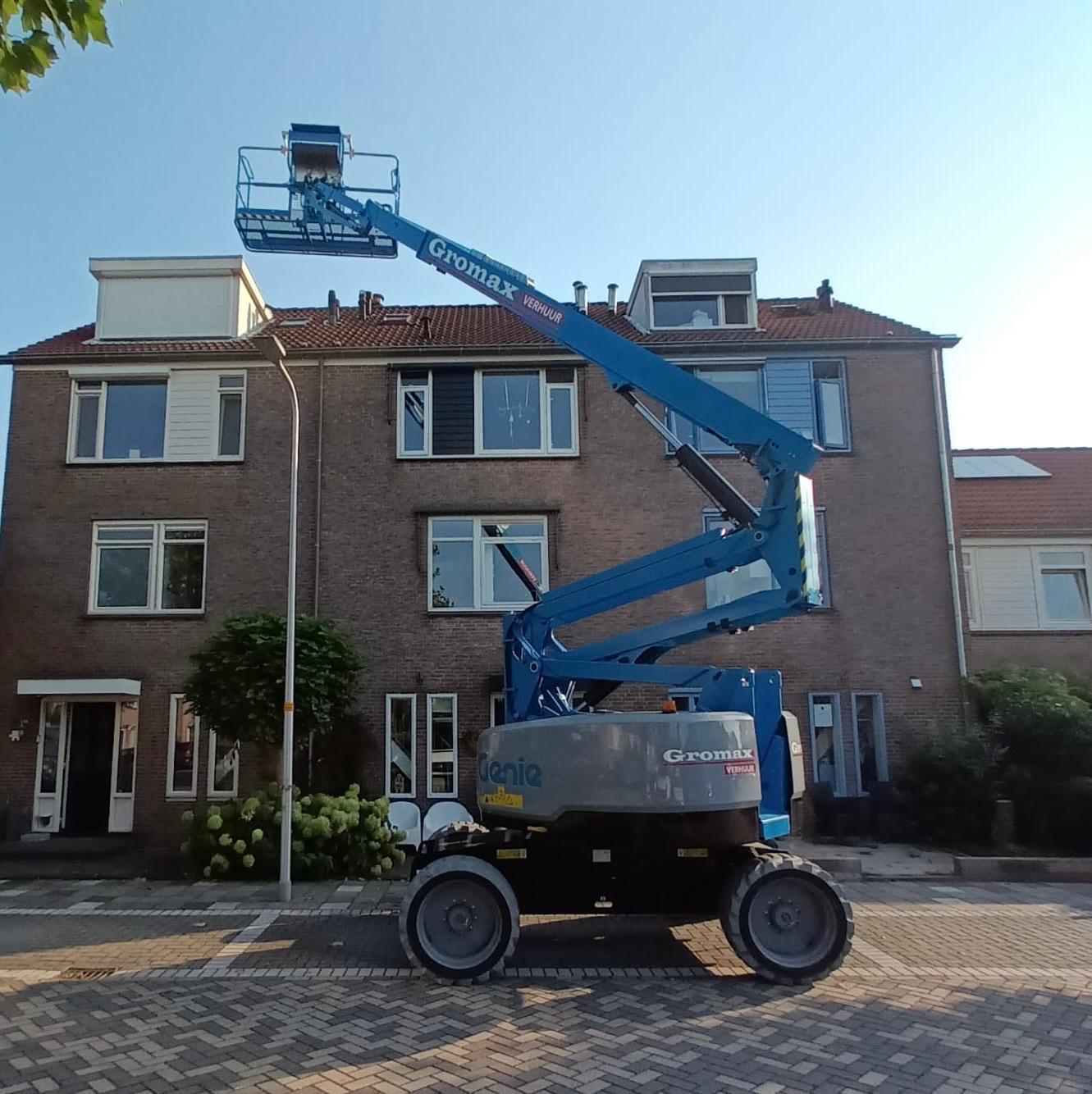 Kniktelescoophoogwerker in straat voor huis hoogwerker huren bij Gromax