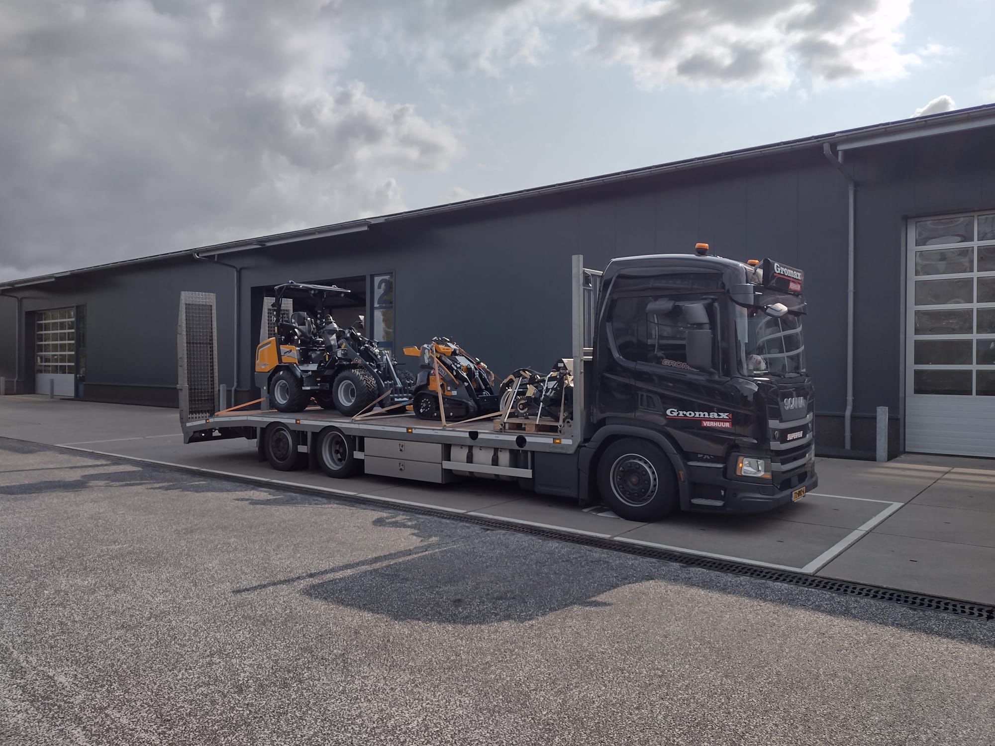 Belaadde vrachtwagen Gromax